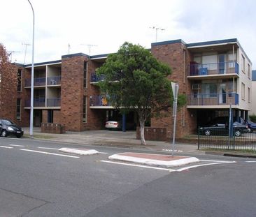 Minutes walk to Station & Shops!! - Photo 1