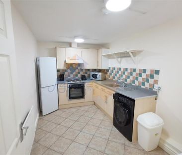 4 bedroom semi-detached house to rent - Photo 6