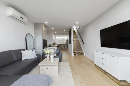 STYLISH MULTI-LEVEL HOME WITH ROOFTOP TERRACE & CITY VIEWS - Photo 4