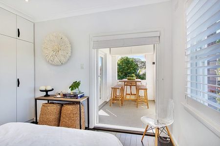 Modern Art Deco Apartment In A Cosmopolitan Harbour Village Setting - Photo 4