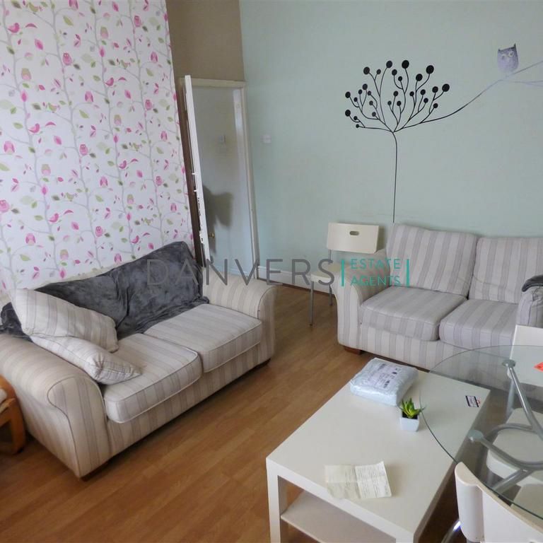 4 bedroom end of terrace house to rent - Photo 1