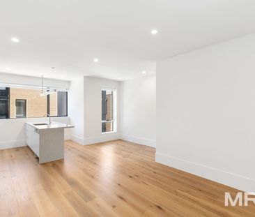 Stylish spacious and brand new - Photo 5