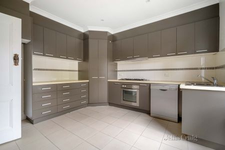 204 Doveton Crescent, Soldiers Hill - Photo 5