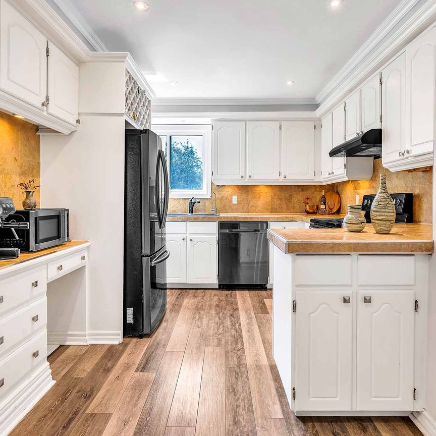 For Lease - 14 Poplar Crescent, Aurora, Ontario - Photo 1