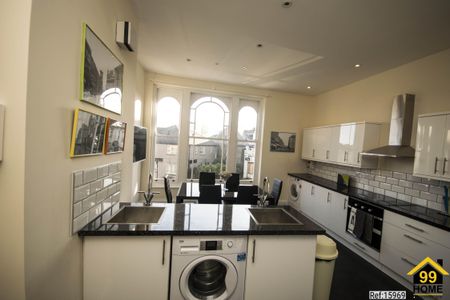 1 bed Penthouse in Commercial Street , Camborne, TR14 8JY - Photo 2