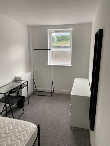 3 Bed Flat, Bath Road, BS4 - Photo 2