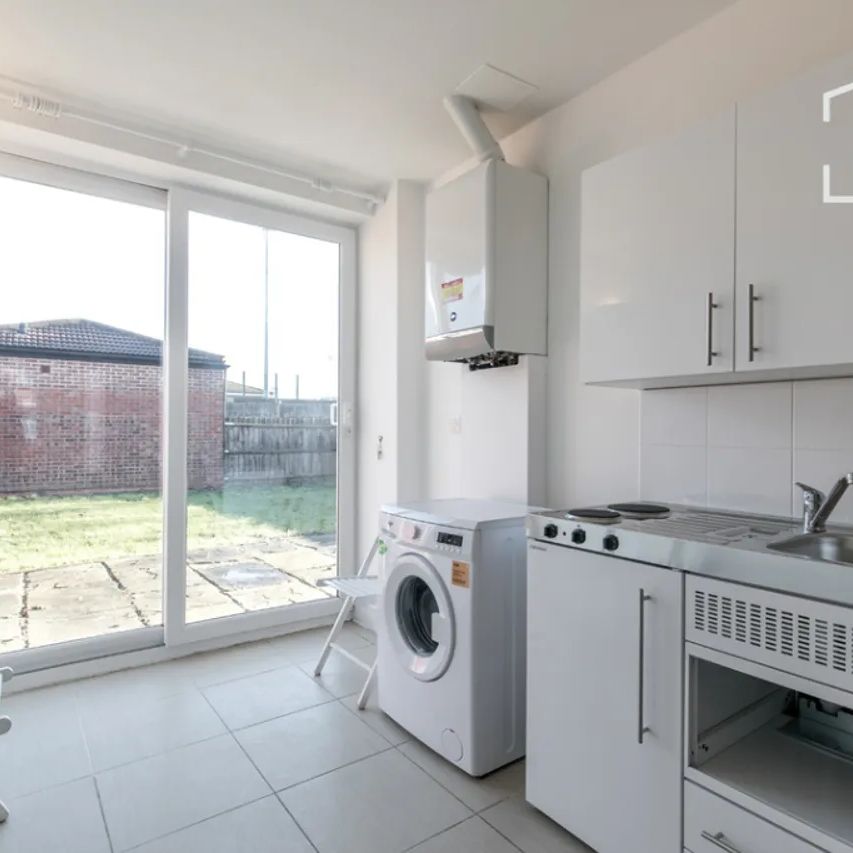 Greenford Avenue, W7 - Photo 1