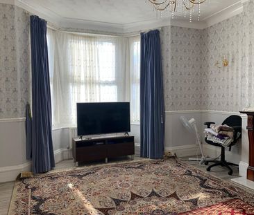 5 Bed Terraced House, Gordon Road, IG1 - Photo 2