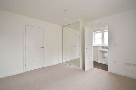 A modern three bedroom family home with private garden and parking - Photo 4