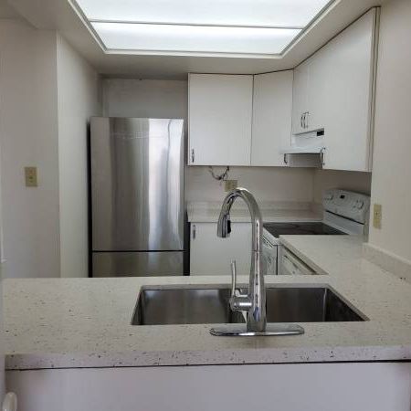 1 bedroom condo for rent in established upscale building - Photo 1