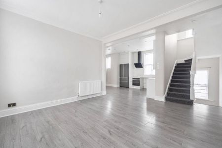4 bedroom flat to rent - Photo 3