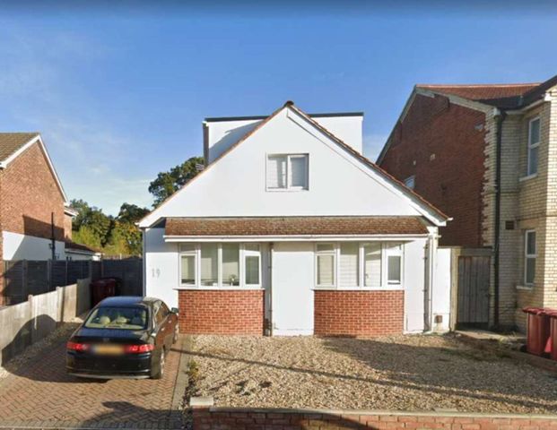 1 Outbuilding 6 Bed 3 Studio HMO all ensuite - Photo 1