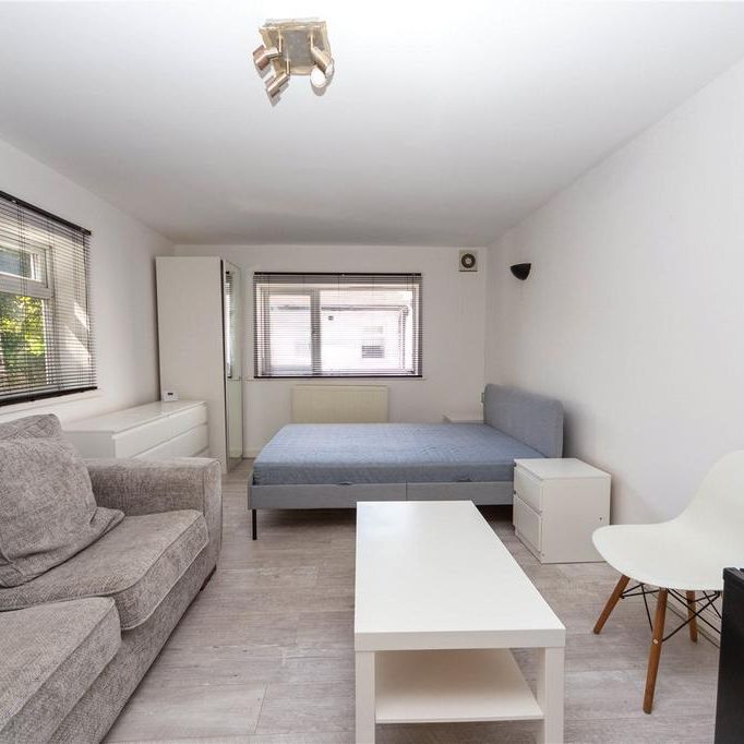 Studio to rent - Photo 1
