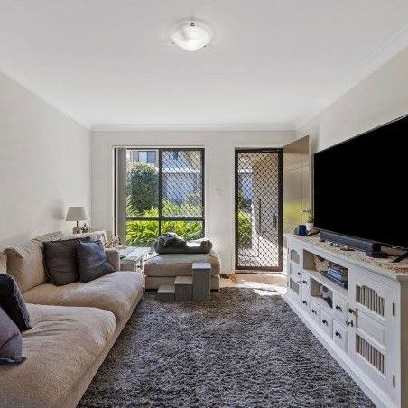 3 BED 2 BATH 2 CAR TOWNHOUSE, ULTRA HIGH SPEED INTERNET - Photo 1