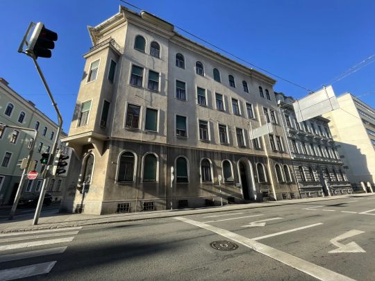 Sehr helle Dachgeschosswohnung in zentraler Lage – perfekt auch als 2er-WG geeignet - Photo 1