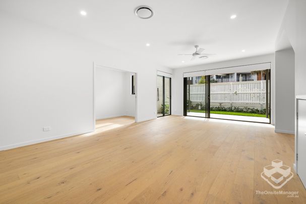 Brand New Luxury Designer Townhouses in a Prime Location - Photo 1