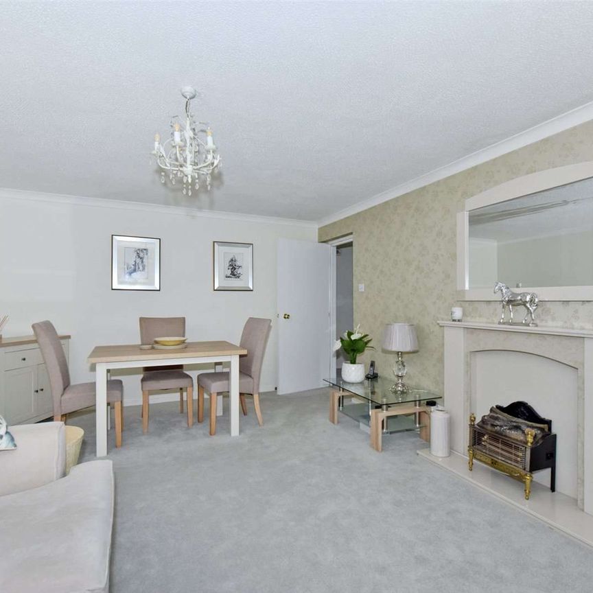 Well presented two bedroom ground floor apartment with allocated parking. - Photo 1