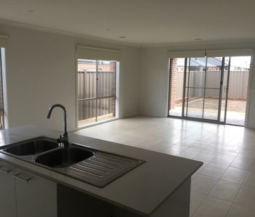 4 Shale Way, Cobblebank VIC 3338 - House For Rent | Domain - Photo 5