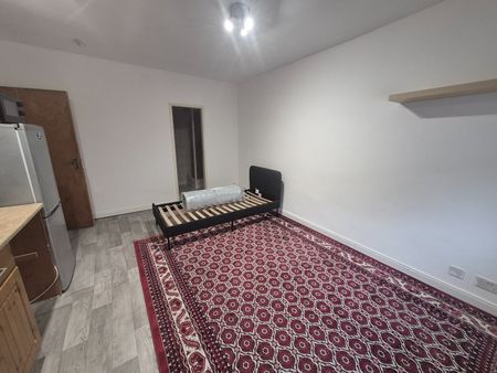 Studio Flat, Wesley Avenue, NW10 - Photo 3