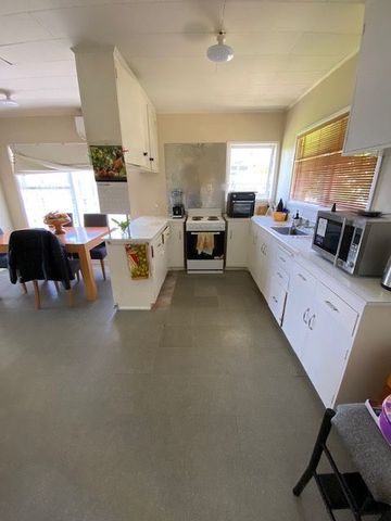 Sunny 3-Bedroom Family Home in the Heart of Howick - Photo 2