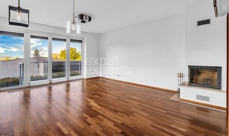Veľmi pekný 4i byt v RD 110 m2, s A/C, krbom a parkovaním - Photo 2