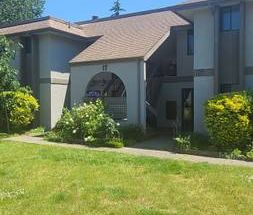 Large two bedroom TH with decorative fireplaces - Photo 2