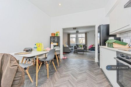 4 bedroom flat to rent - Photo 3