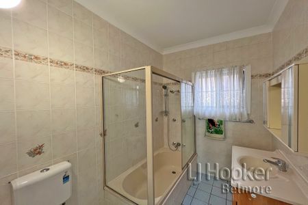 Spacious 5 Bedroom Home - Photo 4