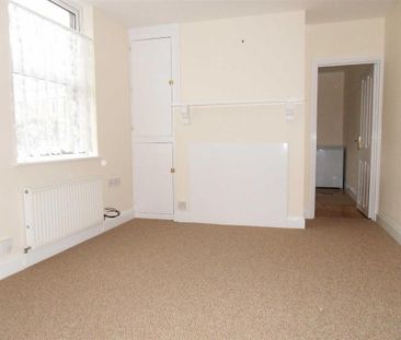 2 bedroom maisonette to rent - Photo 2