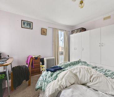 Comfortable Family Home with Solar Savings! - Photo 3