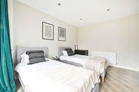 4 Bed Semi-Detached House, Rochester Way, SE3 - Photo 4