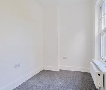 3 bedroom end of terrace house to rent - Photo 2