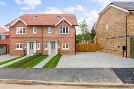 4 bedroom semi-detached house to rent - Photo 4