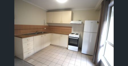 Freshly painted & new carpet, neat One Bedroom apartment in Southport - Photo 3