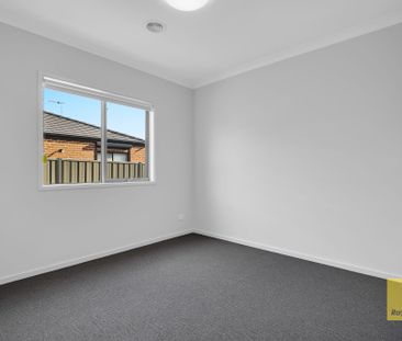 Modern Living with Space and Style - Photo 3