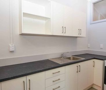 Central 2 Bedroom Apartment - Photo 2