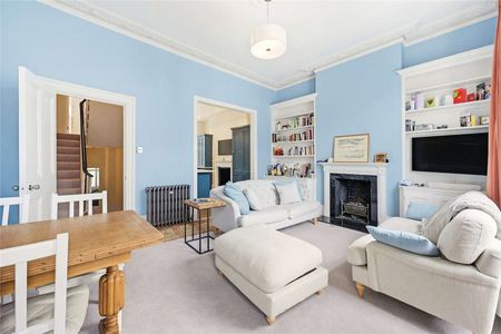 A bright and well-proportioned, three-bedroom apartment conveniently situated on a quiet residential street moments from Kings Road SW3. - Photo 3