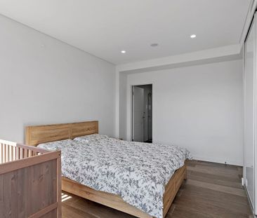 Two bed apartment with stunning city skyline views! - Photo 2