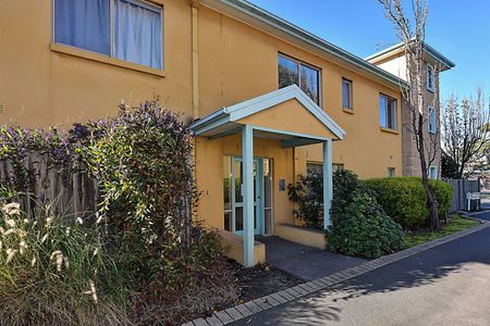 TWO BEDROOM GOUND FLOOR APARTMENT WITH COURTYARD - Photo 2