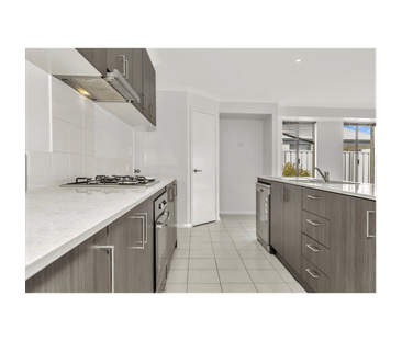 Spacious Family Living with Room for Everyone - Photo 5