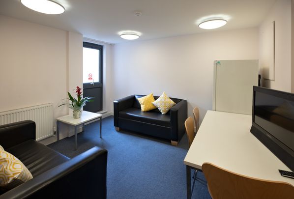 Bedsit, Anne Bryans House, NW3 - Photo 1