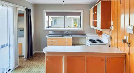 Charming Two Bedroom House in Wainuiomata - First Week is Rent Free! - Photo 4