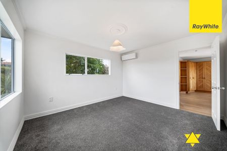 Stunning 3-Bedroom Home with Harbour Views in Prime Hobsonville Location - Photo 5