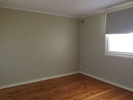 Well presented maisonette for lease - Photo 2