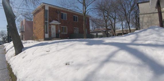 5 1/2 a louer haut de duplex. - Photo 2