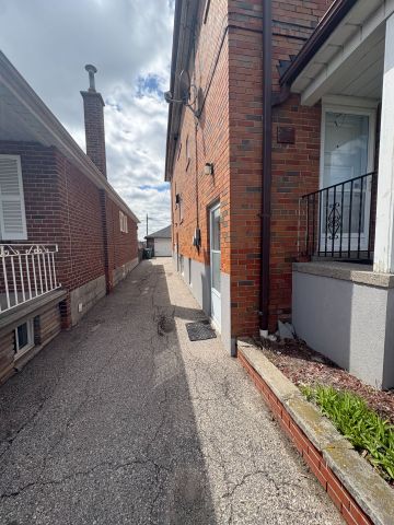 For Lease - 62 Richardson Avenue, Toronto, Ontario - Photo 2