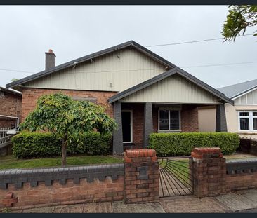 Cosy 2-Bedroom Home with Spacious Backyard - Photo 4