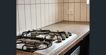 Charming Urban Retreat: Prime Location with Modern Comfort - Photo 4