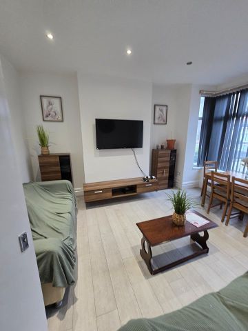 Room in a Shared House, Headingley Avenue, LS6 - Photo 2
