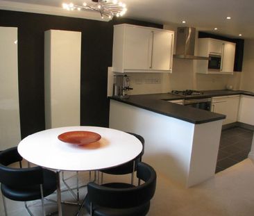 2 bedroom mews to rent - Photo 2